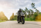 Motorrad Verleih zeigt einen Motorradfahrer