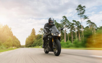 Motorrad Verleih zeigt einen Motorradfahrer