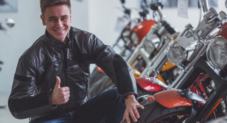 Motorrad gebraucht kaufen mann check