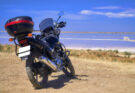 Motorrad mieten im Urlaub zeigt ein Motorrad am Meer
