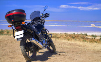 Motorrad mieten im Urlaub zeigt ein Motorrad am Meer