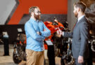 Finanzierung Motorrad zeigt einen Käufer un einen Verkäufer von einem Motorrad