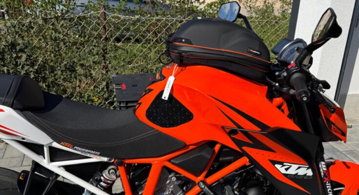 Tankrucksack zeigt eine KTM mit Tankrucksack